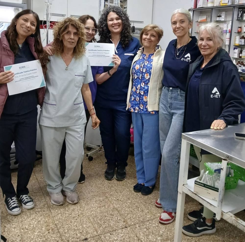 Egresadas con su certificado del curso de ozonoterapia